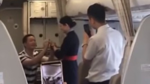 Una azafata es despedida despues de que su novio le propusiera matrimonio durante el vuelo. Una azafata es despedida despues de que su novio le propusiera matrimonio durante el vuelo.