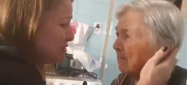 Abuela con alzhéimer y nieta