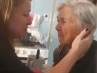 El emotivo momento de lucidez de una anciana con alzhéimer: reconoce a su nieta y le dice "Te quiero"