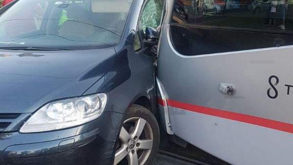 Herido leve el conductor de un tranvía tras un colisión con un turismo Herido leve el conductor de un tranvía tras un colisión con un turismo