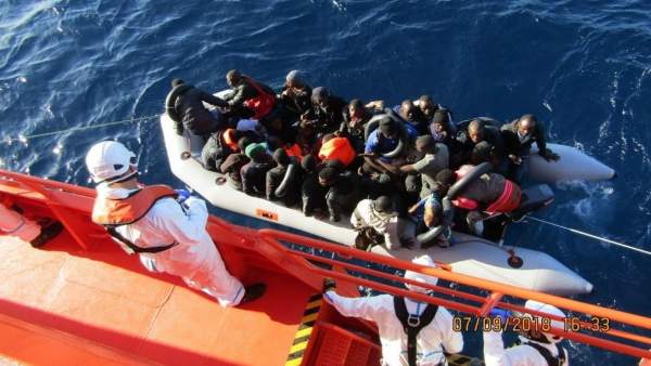 Trasladan a Algeciras a 46 personas, entre ellas tres niños, rescatadas de una patera   787175-600-338