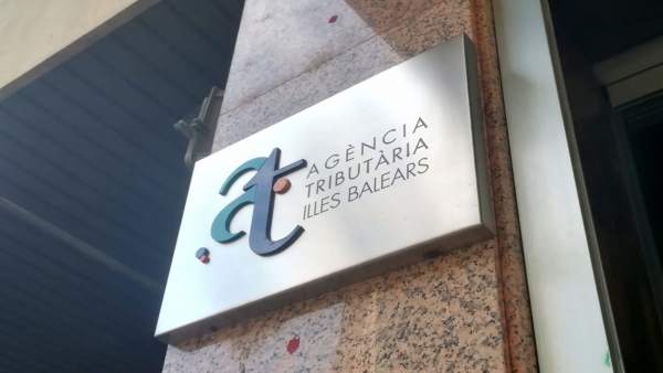 Placa de la Agencia Tributaria de Baleares en su sede Placa de la Agencia Tributaria de Baleares en su sede