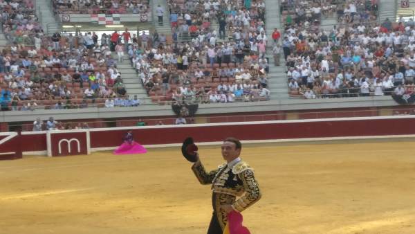 Ponce pasee una oreja en la plaza de toros de Logroño Ponce pasee una oreja en la plaza de toros de Logroño