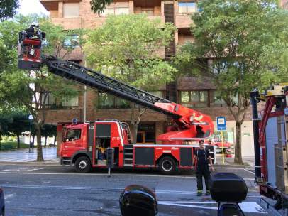 Bomberos intervienen en un incendio en una vivienda de Pamplona