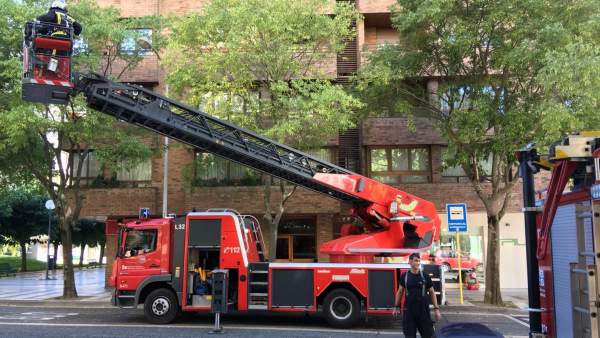 Bomberos intervienen en un incendio en una vivienda de Pamplona Bomberos intervienen en un incendio en una vivienda de Pamplona