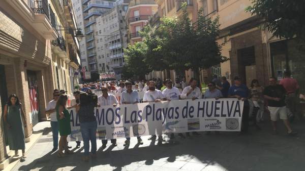 Plataforma para salvar las playas de Huelva se manifiesta en la capital onubense Plataforma para salvar las playas de Huelva se manifiesta en la capital onubense