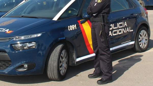 Agente y coche de policía en Valencia Agente y coche de policía en Valencia