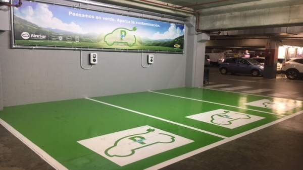 Puntos de recarga de vehículos eléctricos en el centro comercial de Castilleja Puntos de recarga de vehículos eléctricos en el centro comercial de Castilleja