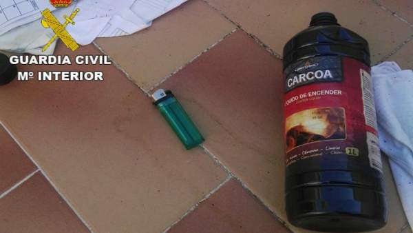Materiales con los que una persona amenazaba con quemarse a lo bonzo Materiales con los que una persona amenazaba con quemarse a lo bonzo