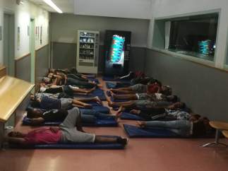 Una quincena de menores extranjeros no acompañados pasando la noche del sábado en la comisaría de los Mossos de Ciutat Vella, en Barcelona.