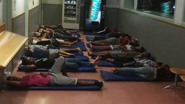 Una quincena de menores extranjeros no acompañados pasando la noche del sábado en la comisaría de los Mossos de Ciutat Vella, en Barcelona. Una quincena de menores extranjeros no acompañados pasando la noche del sábado en la comisaría de los Mossos de Ciutat Vella, en Barcelona.