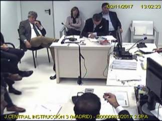 Imagen de la grabación de video de una sala de la Audiencia Nacional con el exvicepresident de la Generalitat catalana Oriol Junqueras y la exconsellera de Governació Meritxell Borràs, esperando la decisión de la magistrada Carmen Lamela, a la derecha.