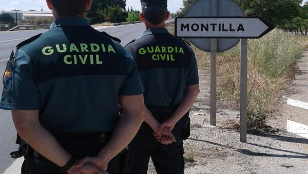 Una pareja de guardias civiles en las inmediaciones de Montilla Una pareja de guardias civiles en las inmediaciones de Montilla
