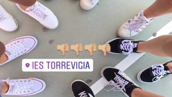 Alumnes d'un institut de Torrevieja protesten en 'shorts' contra la prohibició de portar-los Alumnes d'un institut de Torrevieja protesten en 'shorts' contra la prohibició de portar-los