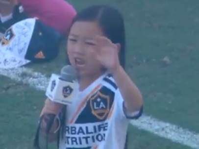 Malea Emma, interpretando el himno de EE.UU