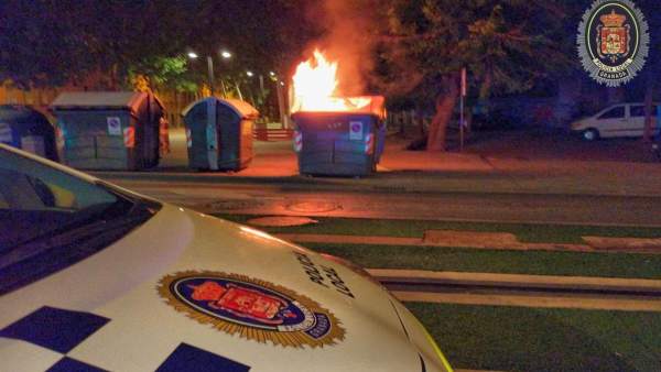 Contenedor de plástico ardiendo Contenedor de plástico ardiendo