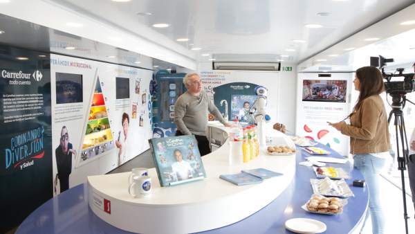 El chef Ferrán Adriá en la carvana de Carrefour El chef Ferrán Adriá en la carvana de Carrefour