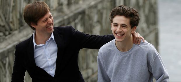 El director belga Felix Van Groeningen (i) junto al actor Timothée Chalamet (d) en el Festival de Cine de San Sebastián.