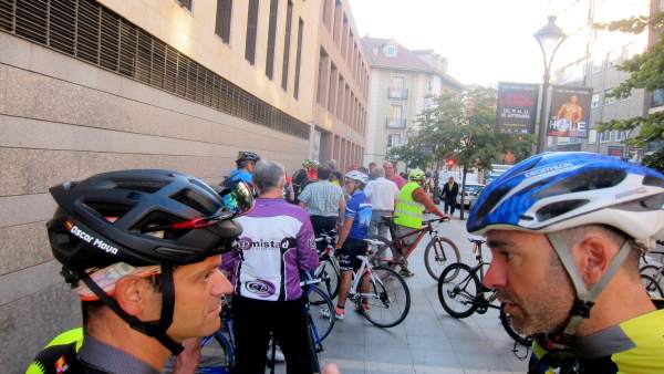 Concentración de ciclistas a las puertas de los juzgados. Concentración de ciclistas a las puertas de los juzgados.