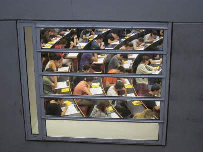 Unos alumnos haciendo un examen