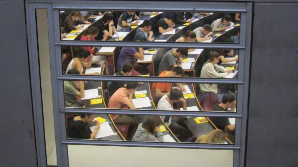 Unos alumnos haciendo un examen Unos alumnos haciendo un examen