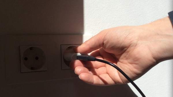 Detecten 15.931 enganxaments il·legals a la xarxa elèctrica valenciana en 8 mesos Detecten 15.931 enganxaments il·legals a la xarxa elèctrica valenciana en 8 mesos