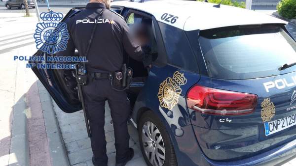 Un agente con el detenido Un agente con el detenido
