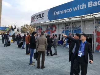 Congresistas en los accesos al MWC.
