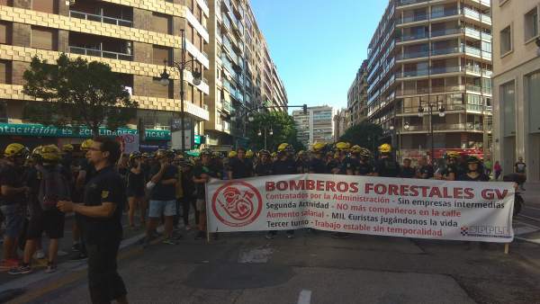 Concentración bomberos forestales ante Delegación de Gobierno Concentración bomberos forestales ante Delegación de Gobierno