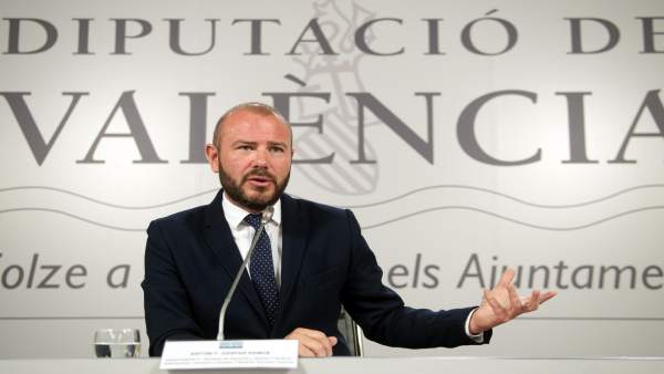 Toni Gaspar: "Les institucions no són sagrades, però cal reflexionar bé" Toni Gaspar: "Les institucions no són sagrades, però cal reflexionar bé"