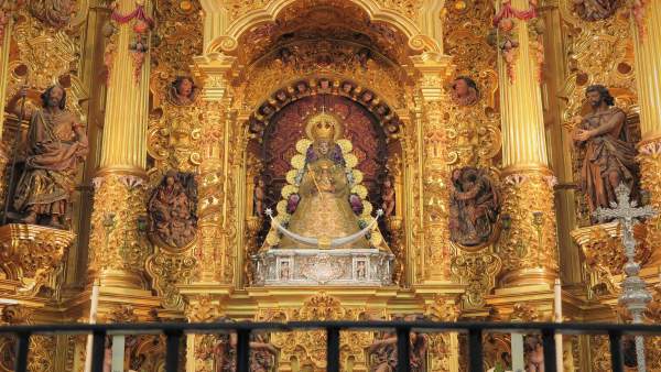 La Virgen del Rocío regresa a su camarín. La Virgen del Rocío regresa a su camarín.