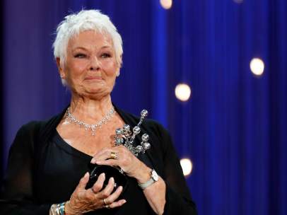 La actriz Judi Dench recibe el Premio Donostia en la 66ª edición del Festival de San Sebastián.
