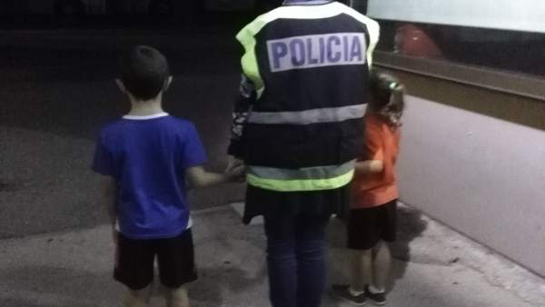 Entrega de los niños a su madre Entrega de los niños a su madre
