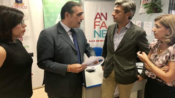 Lorite y Botella (dcha.) con responsables de Anfane Lorite y Botella (dcha.) con responsables de Anfane