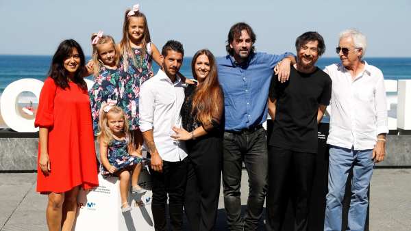 El director Isaki Lacuesta (centro, con camisa azul), entre otros miembros del equipo, durante la presentación de 'Entre dos aguas' en el Festival Internacional de Cine de San Sebastián. El director Isaki Lacuesta (centro, con camisa azul), entre otros miembros del equipo, durante la presentación de 'Entre dos aguas' en el Festival Internacional de Cine de San Sebastián.