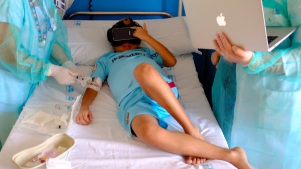 Niños trasplantado probando gafas de realidad virtual Niños trasplantado probando gafas de realidad virtual