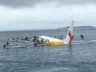 El avión, caído en una laguna, durante las tareas de rescate