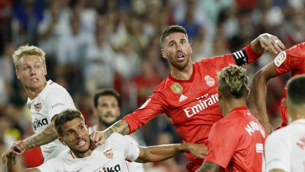 Fuerte bronca de Sergio Ramos al descanso del Pizjuán