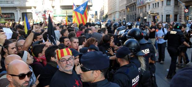 Resultado de imagen para Independentistas y policías