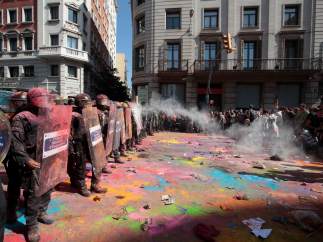 Polvos de colores contra los Mossos