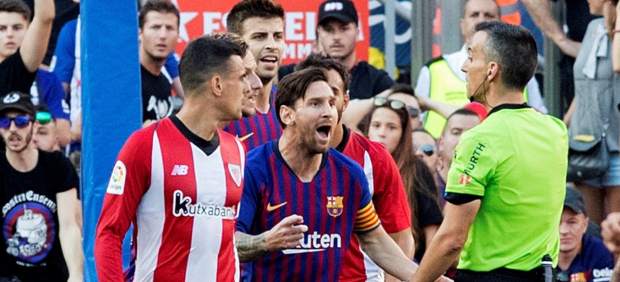 Messi protesta al árbitro