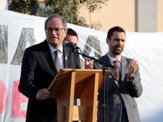 El president de la Generalitat, Quim Torra, y el presidente del Parlament, Roger Torrent, durante su intervención en el acto en Sant Julià de Ramis (Girona) por el primer aniversario del 1-O.