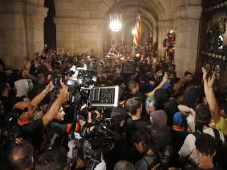 Mossos y manifestantes en el Parlament