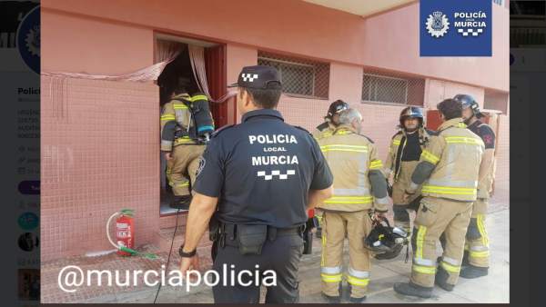 Efectivos de Policía Local y Bomberos de Murcia trabajan en la extinción Efectivos de Policía Local y Bomberos de Murcia trabajan en la extinción