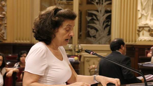 Fina Santiago en el pleno del Parlament, en una imagen de archivo Fina Santiago en el pleno del Parlament, en una imagen de archivo
