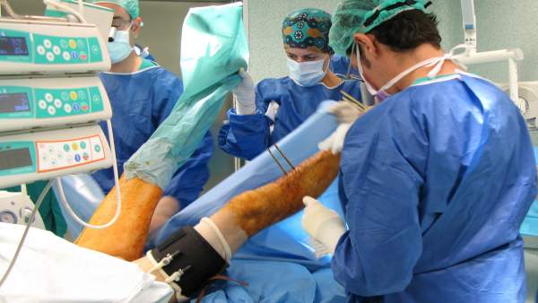 Cirujanos operando a un paciente Cirujanos operando a un paciente