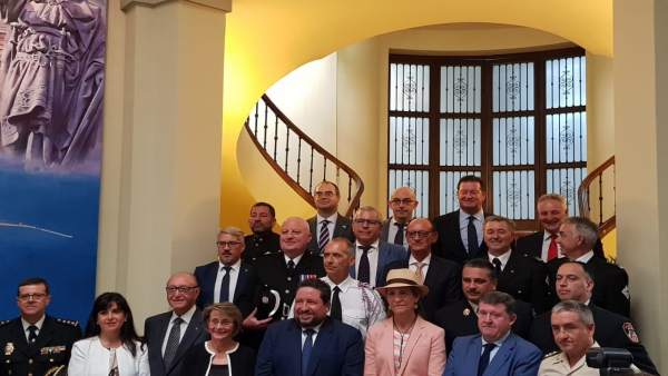 La infanta Elena junto a ponentes del I Congreso Internacional de Emergencias La infanta Elena junto a ponentes del I Congreso Internacional de Emergencias