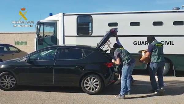 Agentes de la Guardia Civil llevan a cabo un registro Agentes de la Guardia Civil llevan a cabo un registro