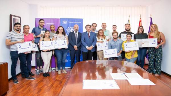 Acto de entrega de 15 becas Philip Morris a alumno de la ULL Acto de entrega de 15 becas Philip Morris a alumno de la ULL