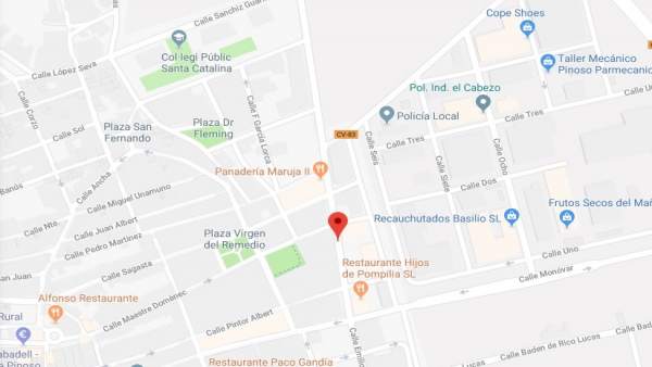 Mor un home en el xoc d'un cotxe contra un fanal a El Pinós Mor un home en el xoc d'un cotxe contra un fanal a El Pinós